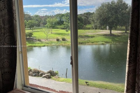 Condominio en venta en Hialeah, Florida, 4 dormitorios, 160.72 m2 № 1947330 - foto 3