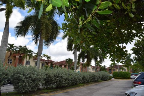 Condominio en venta en Hialeah, Florida, 4 dormitorios, 160.72 m2 № 1947330 - foto 17