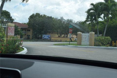 Condominio en venta en Hialeah, Florida, 4 dormitorios, 160.72 m2 № 1947330 - foto 15