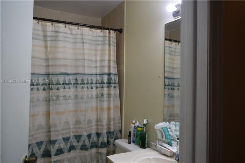 Condominio en venta en Hialeah, Florida, 4 dormitorios, 160.72 m2 № 1947330 - foto 9