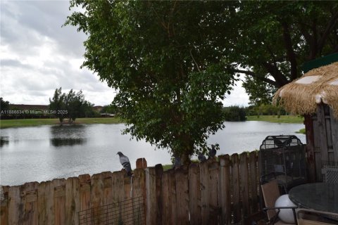 Condominio en venta en Hialeah, Florida, 4 dormitorios, 160.72 m2 № 1947330 - foto 11