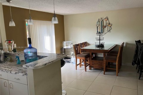 Condominio en venta en Hialeah, Florida, 4 dormitorios, 160.72 m2 № 1947330 - foto 1