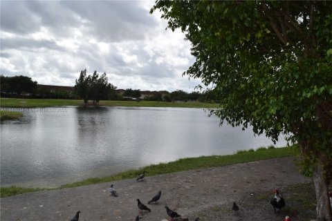 Condominio en venta en Hialeah, Florida, 4 dormitorios, 160.72 m2 № 1947330 - foto 12
