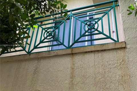 Condominio en venta en Hialeah, Florida, 4 dormitorios, 160.72 m2 № 1947330 - foto 5