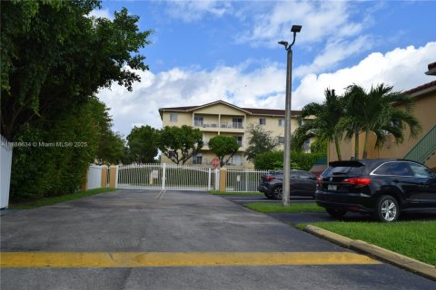 Condominio en venta en Hialeah, Florida, 4 dormitorios, 160.72 m2 № 1947330 - foto 18