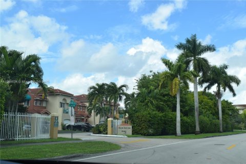 Condominio en venta en Hialeah, Florida, 4 dormitorios, 160.72 m2 № 1947330 - foto 16