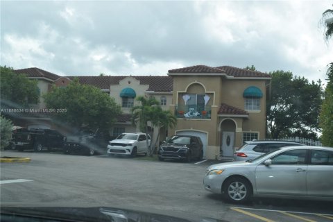 Condominio en venta en Hialeah, Florida, 4 dormitorios, 160.72 m2 № 1947330 - foto 19