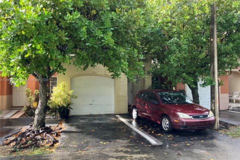 Condominio en venta en Hialeah, Florida, 4 dormitorios, 160.72 m2 № 1947330 - foto 2