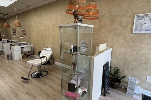 Commercial property in Kendall, Florida № 1782109 - photo 1