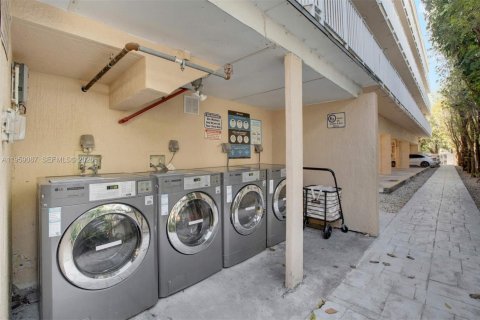 Снять в аренду кондоминиум в Майами, Флорида 2 спальни, 1248.51м2, № 2028745 - фото 8