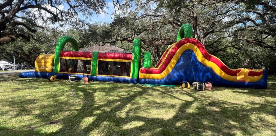 Коммерческая недвижимость в Майами, Флорида № 1984983