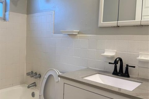Casa en venta en New Port Richey, Florida, 2 dormitorios, 69.12 m2 № 2167528 - foto 18