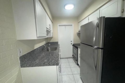 Снять в аренду квартиру в Помпано-Бич, Флорида 3 комнаты, 59.64м2, № 2146382 - фото 3