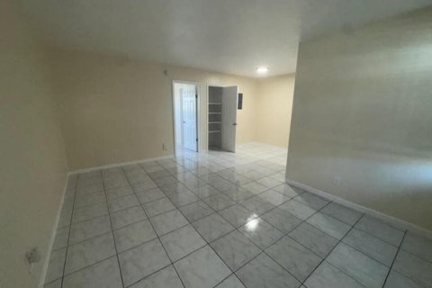 Снять в аренду квартиру в Помпано-Бич, Флорида 3 комнаты, 59.64м2, № 2146382 - фото 2