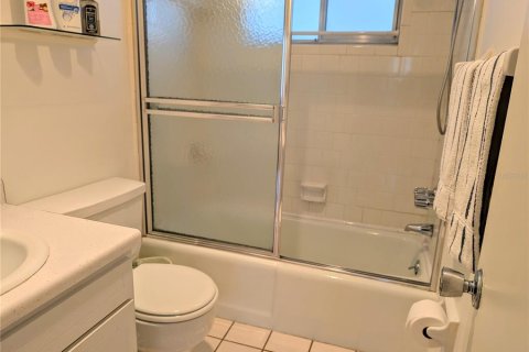 Condo in Bradenton, Florida, 1 bedroom  № 1883042 - photo 17