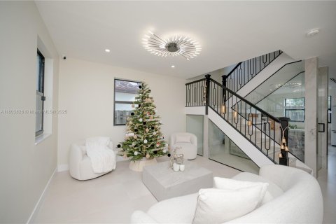 House in Miami, Florida 4 bedrooms, 240.34 sq.m. № 1963148 - photo 15