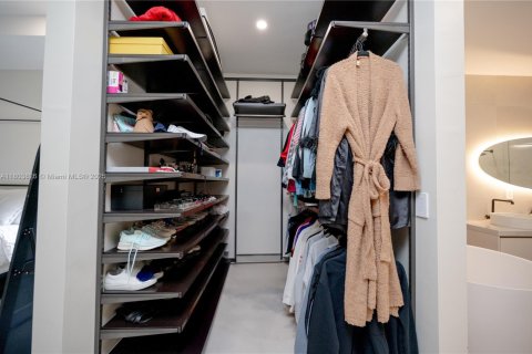 House in Miami, Florida 4 bedrooms, 240.34 sq.m. № 1963148 - photo 26