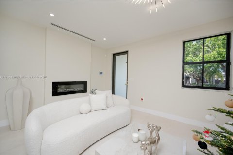 House in Miami, Florida 4 bedrooms, 240.34 sq.m. № 1963148 - photo 14