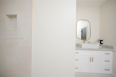 House in Miami, Florida 4 bedrooms, 240.34 sq.m. № 1963148 - photo 18