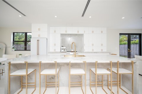 House in Miami, Florida 4 bedrooms, 240.34 sq.m. № 1963148 - photo 8