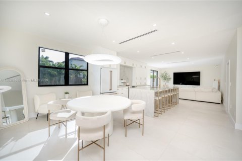 House in Miami, Florida 4 bedrooms, 240.34 sq.m. № 1963148 - photo 12