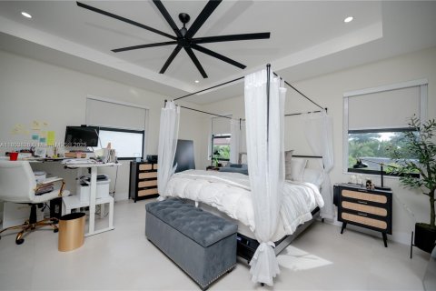 House in Miami, Florida 4 bedrooms, 240.34 sq.m. № 1963148 - photo 24