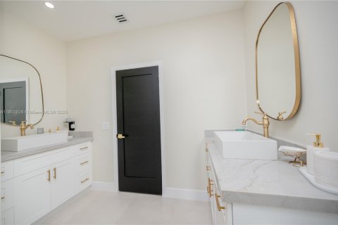 House in Miami, Florida 4 bedrooms, 240.34 sq.m. № 1963148 - photo 19