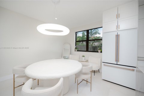 House in Miami, Florida 4 bedrooms, 240.34 sq.m. № 1963148 - photo 3