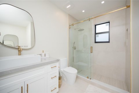 House in Miami, Florida 4 bedrooms, 240.34 sq.m. № 1963148 - photo 22