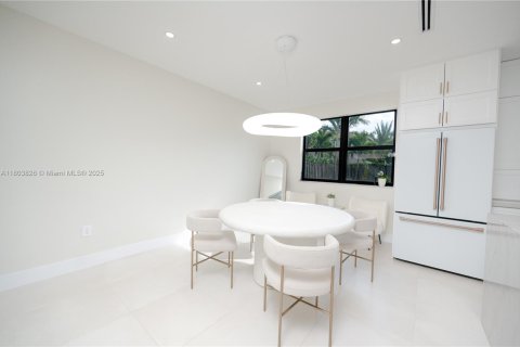 House in Miami, Florida 4 bedrooms, 240.34 sq.m. № 1963148 - photo 11