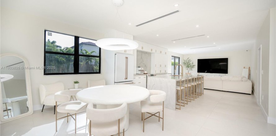 House in Miami, Florida 4 bedrooms, 240.34 sq.m. № 1963148