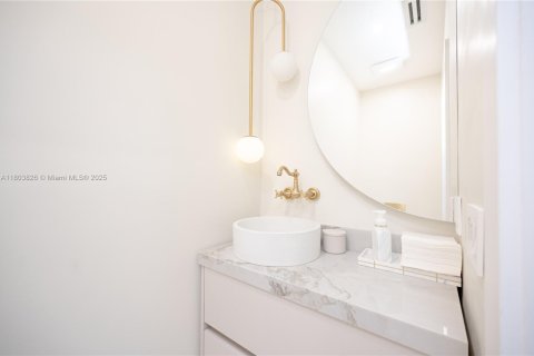 House in Miami, Florida 4 bedrooms, 240.34 sq.m. № 1963148 - photo 29