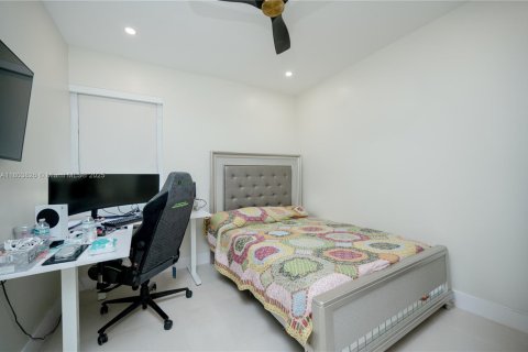 House in Miami, Florida 4 bedrooms, 240.34 sq.m. № 1963148 - photo 21