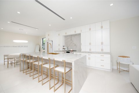House in Miami, Florida 4 bedrooms, 240.34 sq.m. № 1963148 - photo 9