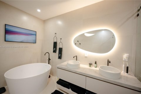 House in Miami, Florida 4 bedrooms, 240.34 sq.m. № 1963148 - photo 27