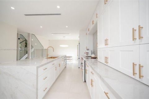 House in Miami, Florida 4 bedrooms, 240.34 sq.m. № 1963148 - photo 4