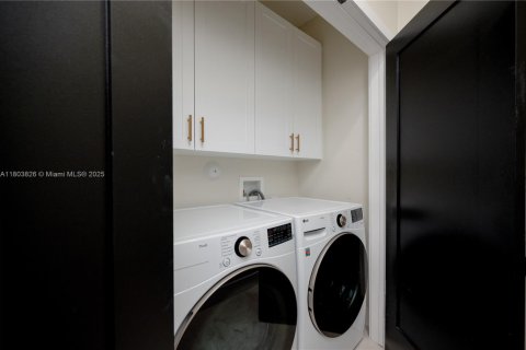 House in Miami, Florida 4 bedrooms, 240.34 sq.m. № 1963148 - photo 30