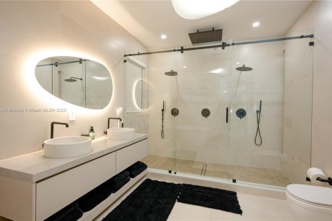 House in Miami, Florida 4 bedrooms, 240.34 sq.m. № 1963148 - photo 28