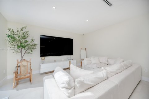 House in Miami, Florida 4 bedrooms, 240.34 sq.m. № 1963148 - photo 7