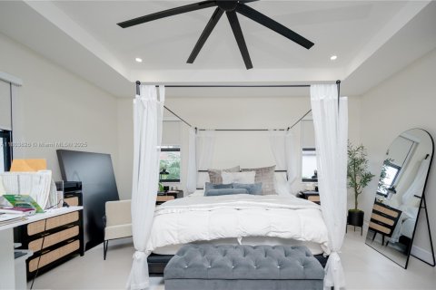 House in Miami, Florida 4 bedrooms, 240.34 sq.m. № 1963148 - photo 23