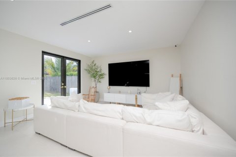 House in Miami, Florida 4 bedrooms, 240.34 sq.m. № 1963148 - photo 6