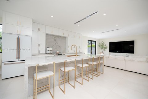 House in Miami, Florida 4 bedrooms, 240.34 sq.m. № 1963148 - photo 10