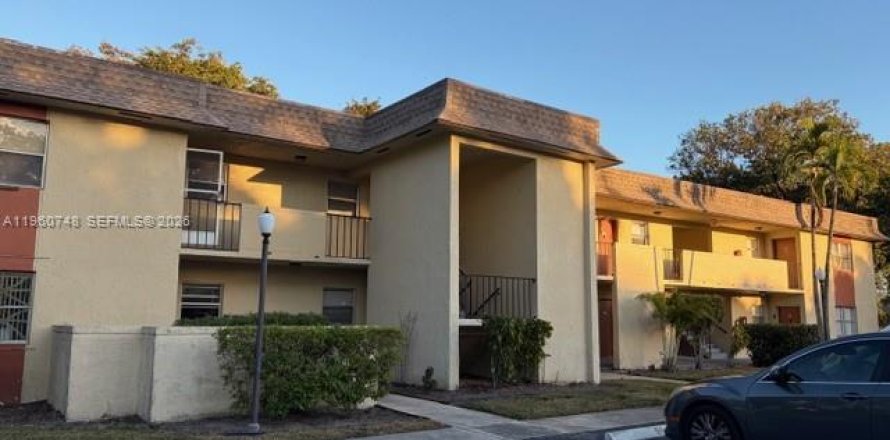 Кондоминиум с 2 спальнями в Маргит, Флорида № 2023517