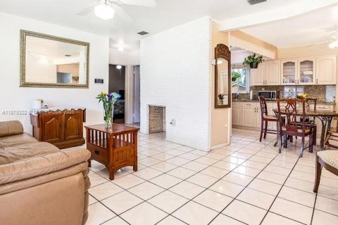 House in Miami Gardens, Florida 4 bedrooms, 141.12 sq.m. № 1923357 - photo 9