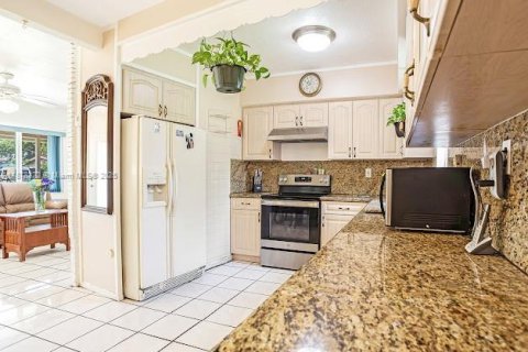 House in Miami Gardens, Florida 4 bedrooms, 141.12 sq.m. № 1923357 - photo 16