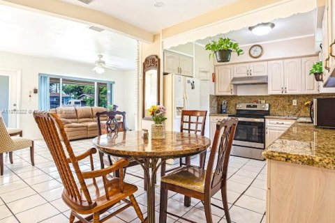 House in Miami Gardens, Florida 4 bedrooms, 141.12 sq.m. № 1923357 - photo 15