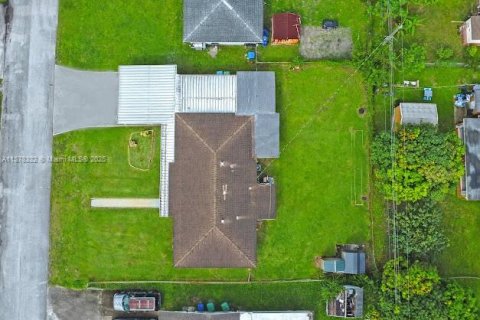 House in Miami Gardens, Florida 4 bedrooms, 141.12 sq.m. № 1923357 - photo 4