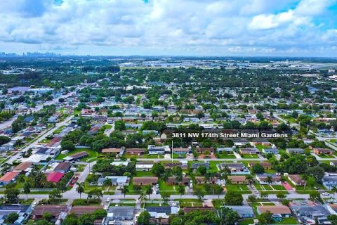 House in Miami Gardens, Florida 4 bedrooms, 141.12 sq.m. № 1923357 - photo 2