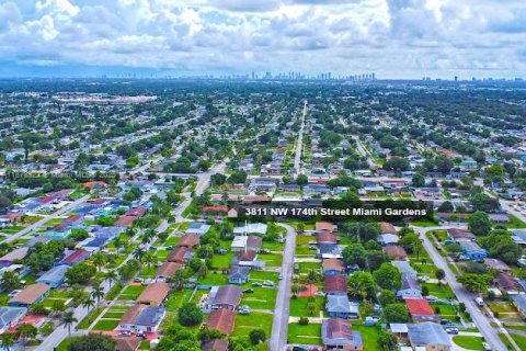 House in Miami Gardens, Florida 4 bedrooms, 141.12 sq.m. № 1923357 - photo 1