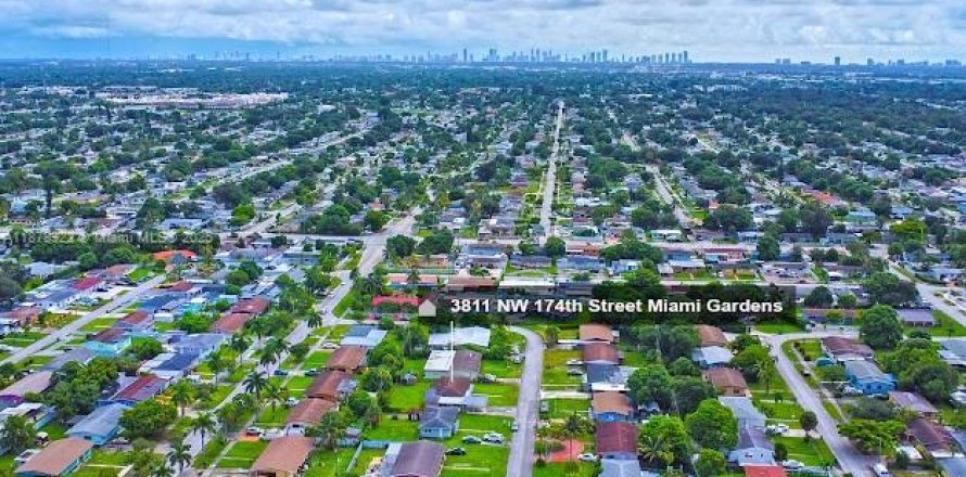 House in Miami Gardens, Florida 4 bedrooms, 141.12 sq.m. № 1923357